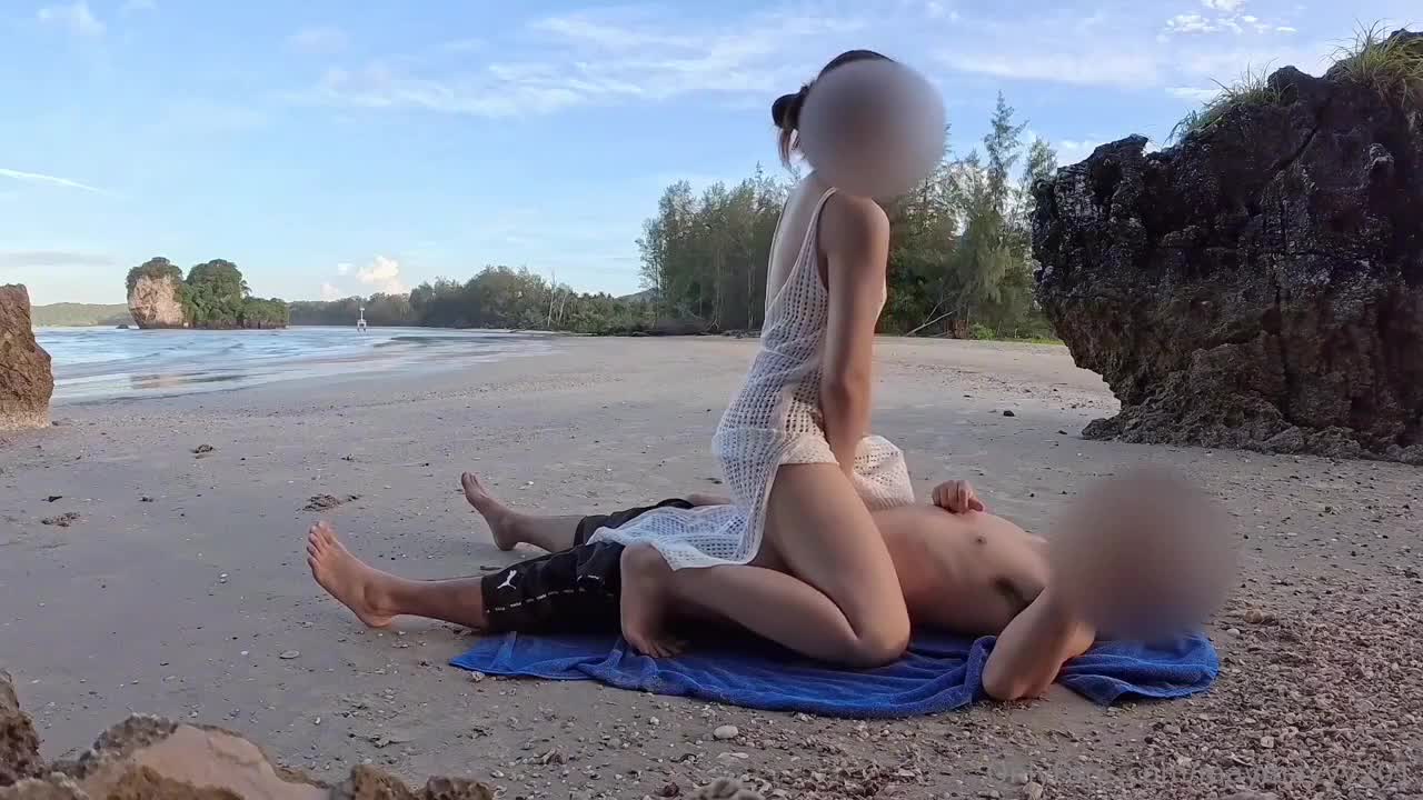 มีเซ็กซ์กับน้องเมย์บนชายหาดลับ Maymayyy201 สาวน้อยน่ารัก พบกับพี่เทพ และเขาพาเธอไปมีเซ็กซ์กลางแจ้งที่ชายหาด ชายหาดไม่มีขน พวกเขาจึงปูผ้าปูที่นอนเพื่อมีเซ็กซ์ ดูดควย ดูดมัน เย็ดท่าหมา เย็ดกัน มันน่าตื่นเต้นมาก ขี่ควย เย็ดท่าหมา เย็ดจนน้ำพุ่งออกมาจากปาก หนังโป๊, หนัง 18+, คลิปโป๊, คลิปหลุด INWPORN3.COM