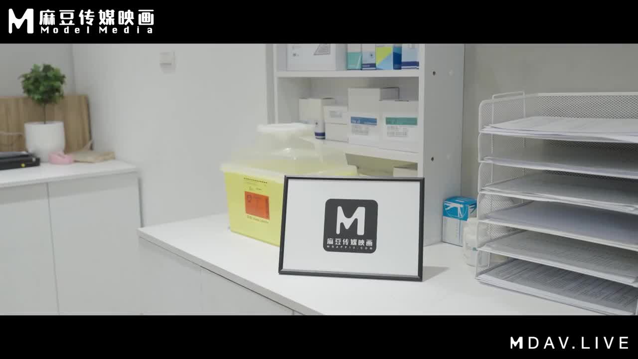 MD-0180-3 - Li Rongrong และ Shi Zihan หนัง AV จีน คำบรรยายภาษาไทย ลูกสาวพยาบาลสาวคนหนึ่งเข้าโรงพยาบาล หมอพบว่าทั้งคู่ไม่ใช่แม่ลูกกัน เขาจึงแบล็กเมล์และบังคับให้มีเพศสัมพันธ์กัน เมียน้อยก็ร่วมด้วย พวกเขาข่มขืนเธอแบบเป็นทาสกาม จากนั้นก็ให้ลูกสาวโยกตัวไปมาในห้องพิเศษ ทั้งสองมีเซ็กส์กันอย่างดูดดื่ม สนุกสนานกันอย่างเหลือเชื่อ หนังโป๊, หนัง 18+, คลิปโป๊, คลิปหลุด INWPORN3.COM