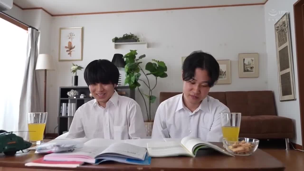 DASS-423 - อิวาซามิ หนัง AV ซับไทยเรื่องใหม่ อิวาซามิเป็นแม่ม่ายที่อาศัยอยู่กับลูกชายตัวน้อย ลูกชายพาเพื่อนมาสอนพิเศษที่บ้าน และเพื่อนก็ชมเชยความงามของแม่ซ้ำแล้วซ้ำเล่า ลูกชายตกหลุมรักแม่อย่างจัง ต่อมาความรักต้องห้ามก็เกิดขึ้น ชายหนุ่มทำร้ายร่างกายแม่ ข่มขืนแม่จนกระทั่งหลั่งใน หนังโป๊, หนัง 18+, คลิปโป๊, คลิปหลุด INWPORN3.COM