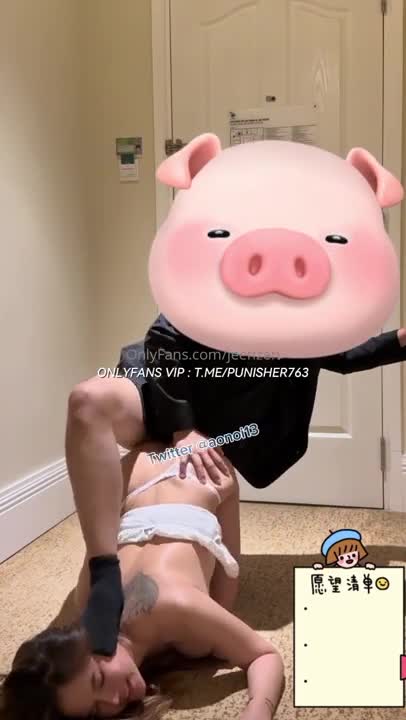 ซิสเตอร์ซอมได้รับการอบรมสั่งสอนอย่างเข้มงวดทันทีที่เธอเข้ามา เจิ้นเจิ้น สาวน้อยรูปร่างอวบอิ่มน่ารัก ได้จองชายสูงวัยที่กระหายเซ็กส์เพื่อสนองความต้องการของเธอ เธอเต็มไปด้วยความปรารถนาตั้งแต่วินาทีที่เธอเปิดประตูและเชิญเขามามีเซ็กส์อย่างเร่าร้อน วิดีโอใน OnlyFans แสดงให้เห็นการดูดหัวนมครั้งแรกของเธอ ตามด้วยการทำออรัลเซ็กส์ และการมีเพศสัมพันธ์แบบยืนท่าหมา—มันเร้าอารมณ์อย่างเหลือเชื่อ เธอเหยียบหัวชายสูงวัย คร่อมเขา และโยกตัวขึ้นลง บิดตัวอย่างบ้าคลั่ง เธอถูกร่วมเพศในท่าตะแคง จากนั้นก็กางขาออกและหลั่งน้ำอสุจิเข้าไปข้างใน ภาพยนตร์โป๊ 18+ คลิปโป๊ คลิปหลุด INWPORN3.COM