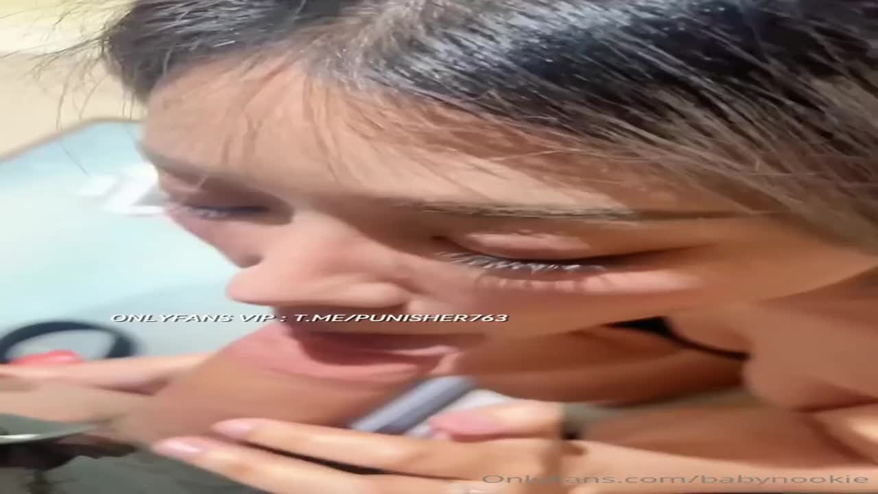 สาวน่ารักชื่อ Nookie มีเพศสัมพันธ์กับชายโสดชื่อ P Thep ในห้องของเธอ พวกเขาถ่ายทอดสดเหตุการณ์ทั้งหมด โดยมีการปฏิสัมพันธ์อย่างใกล้ชิด เธอจับอวัยวะเพศของตัวเองและทำออรัลเซ็กส์ให้เขา บน OnlyFans เธอขี่บนอวัยวะเพศของเขาโดยที่ยังสวมเสื้อผ้าอยู่ อวัยวะเพศของเธอกระดิกขึ้นลง ก่อนที่จะถอดเสื้อผ้าออกทั้งหมดและปล่อยตัวปล่อยใจ เธอได้ลองท่า Doggy Style ซึ่งทำให้เธอรู้สึกเร้าอารมณ์อย่างมาก เธอแยกขาออกและหลั่งน้ำอสุจิใส่เขา (คลิปโปร์น, 18+, คลิปหลุด INWPORN3.COM)